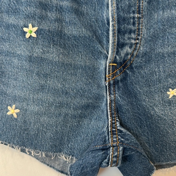 LEVI’S DAISY EMBROIDERED RIBCAGE SHORTS CUTOFF 26 - Picture 5 of 9